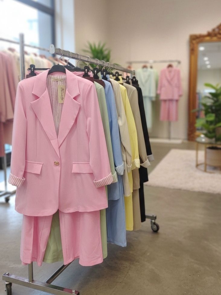 Un Tailleur-Pantalon Coupe Large.
Blazer Avec Un Bouton Doré Et Pantalon Avec Ceinture. La Doublure À Rayures (x4)