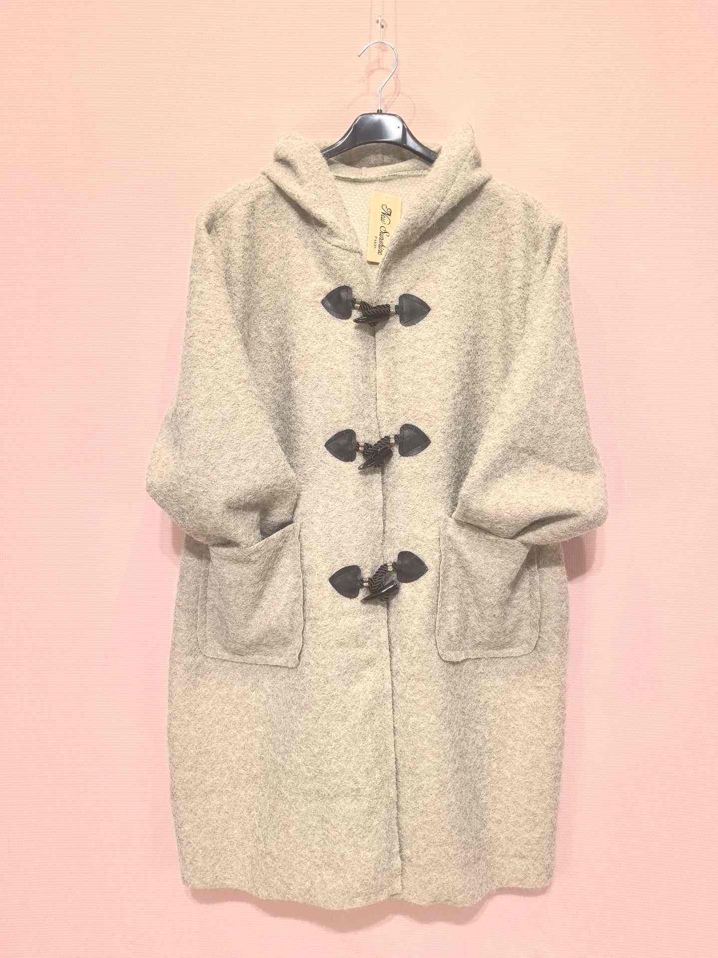 Manteau à capuche en laine bouclée avec fermetures brandebourgs (x5)