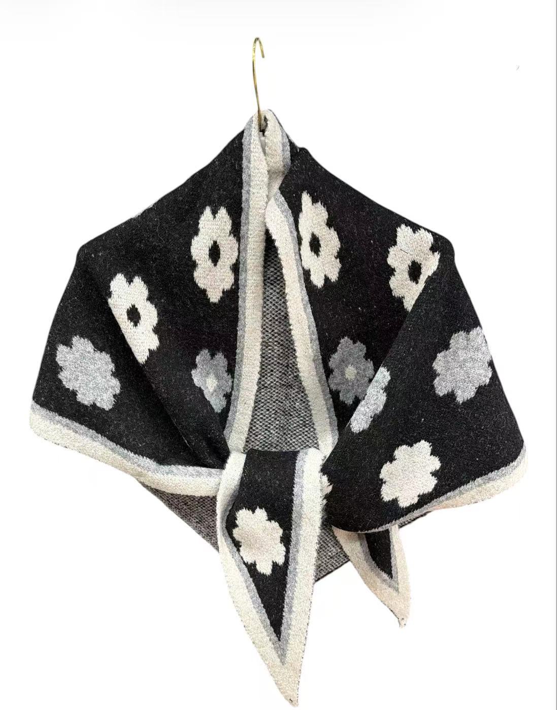 Écharpe triangle tricotée double face à motif fleurs(x10)