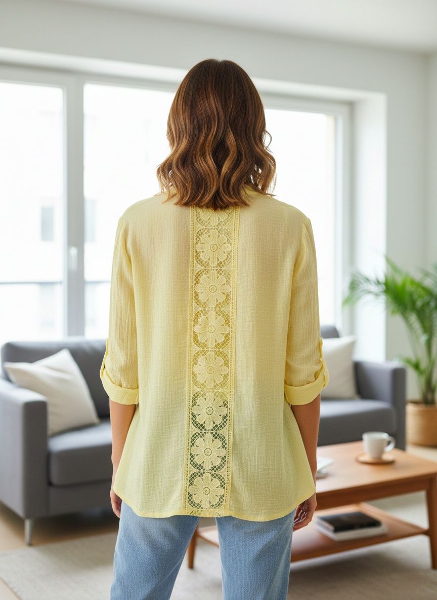 Chemise à col officier
délicates paillettes transparentes brodées le long de la patte de boutonnage et sur le bord de la poche poitrine(x8)