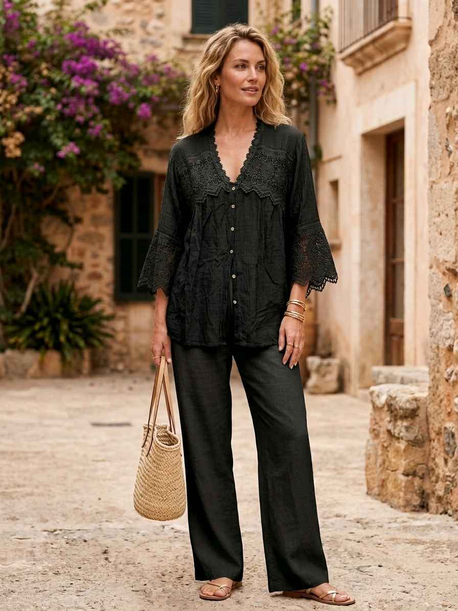 Chemise bohème-chic
Col en V avec finitions dentelle
Manches évasées au coude(x6)