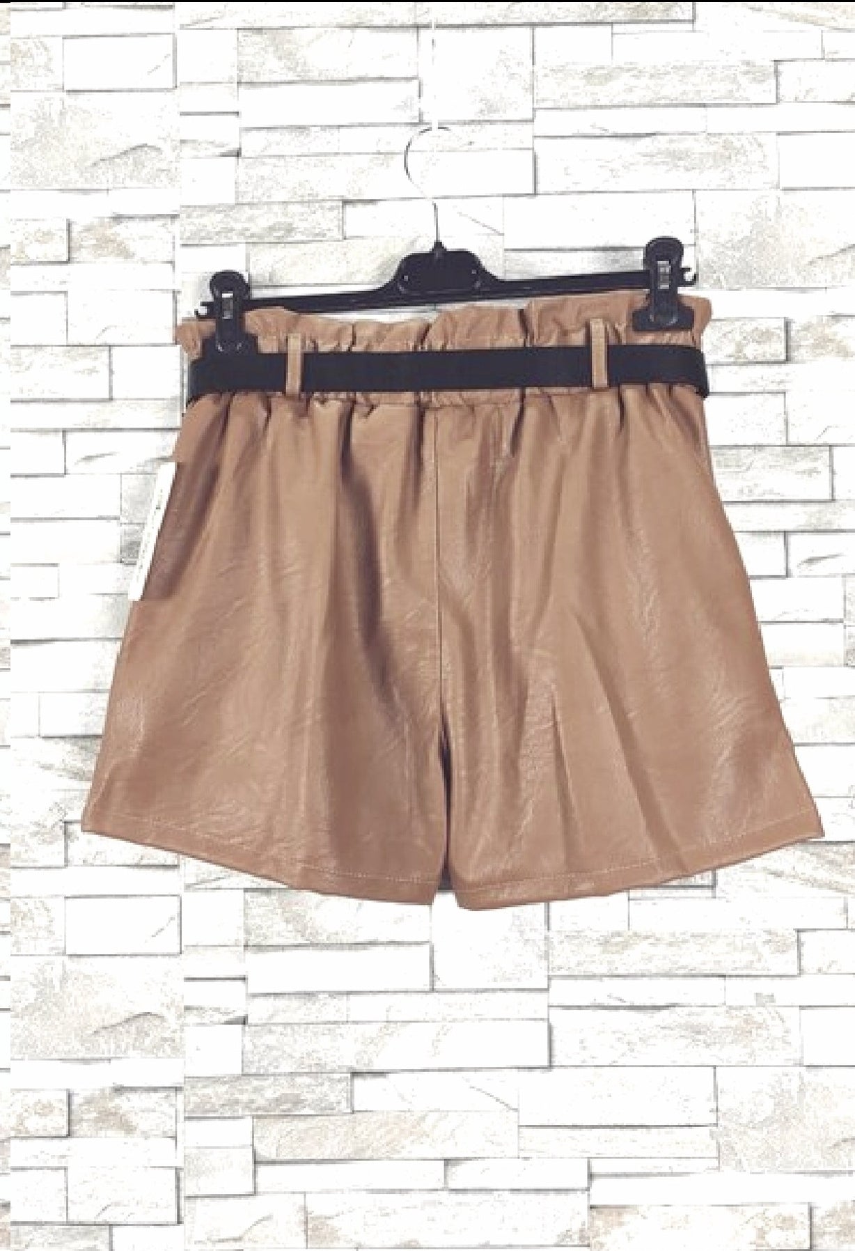 Short simili cuir avec poche et ceinture(x8)