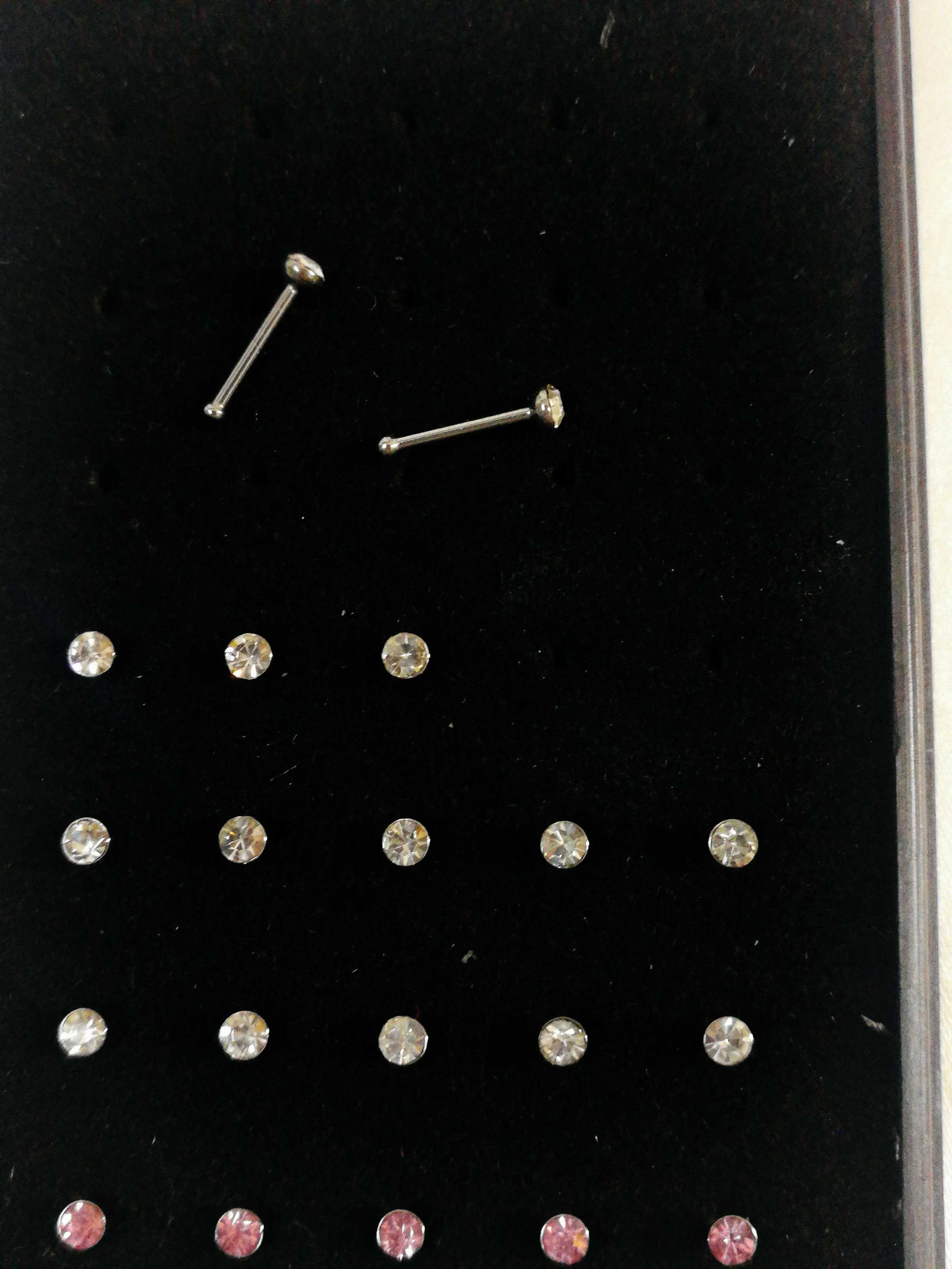 LOT DE 40 - Piercing nez strass boîte couleur ou blanc 0,30€/unité | Grossiste-pro