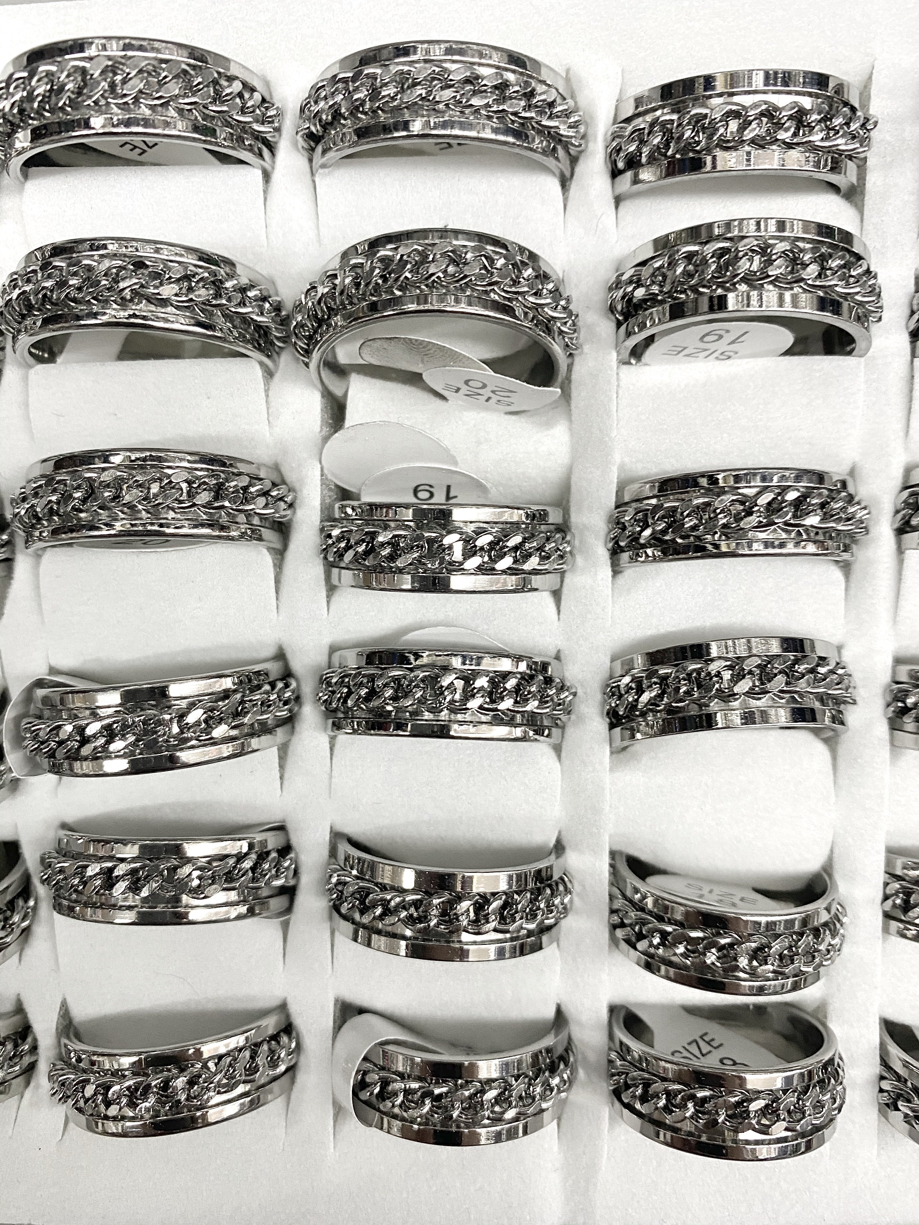 Boîte de bagues fantaisie chaîne (x36) 1,00€/unité | Grossiste-pro