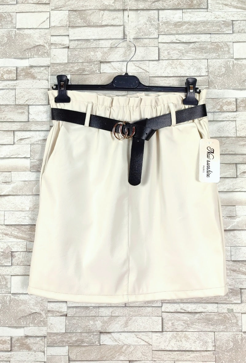 Jupe courte simili cuir avec poche et ceinture
(x6)