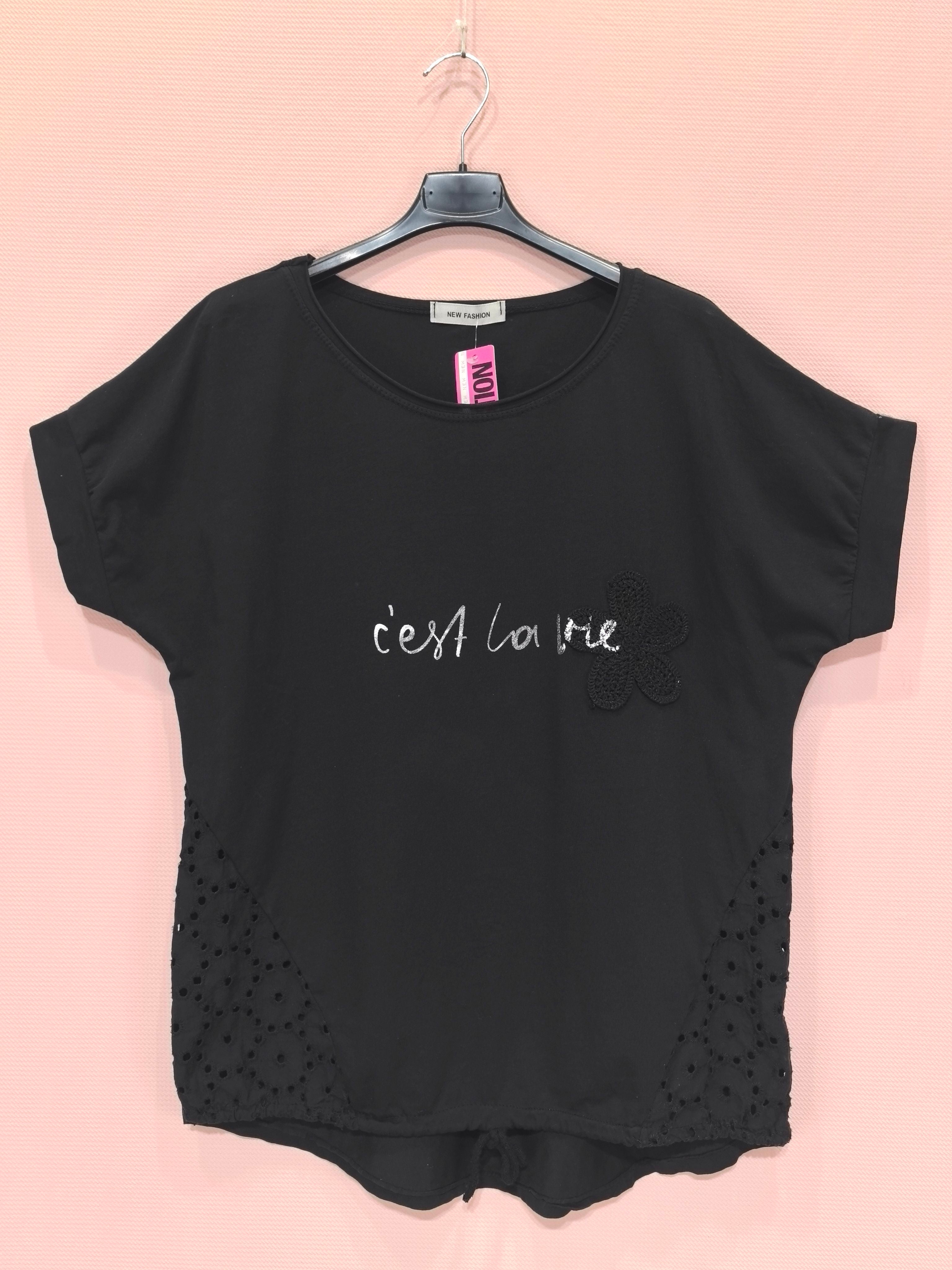 T-shirt empiècement broderie anglaise accompagné d'une fleur en crochet (x6)