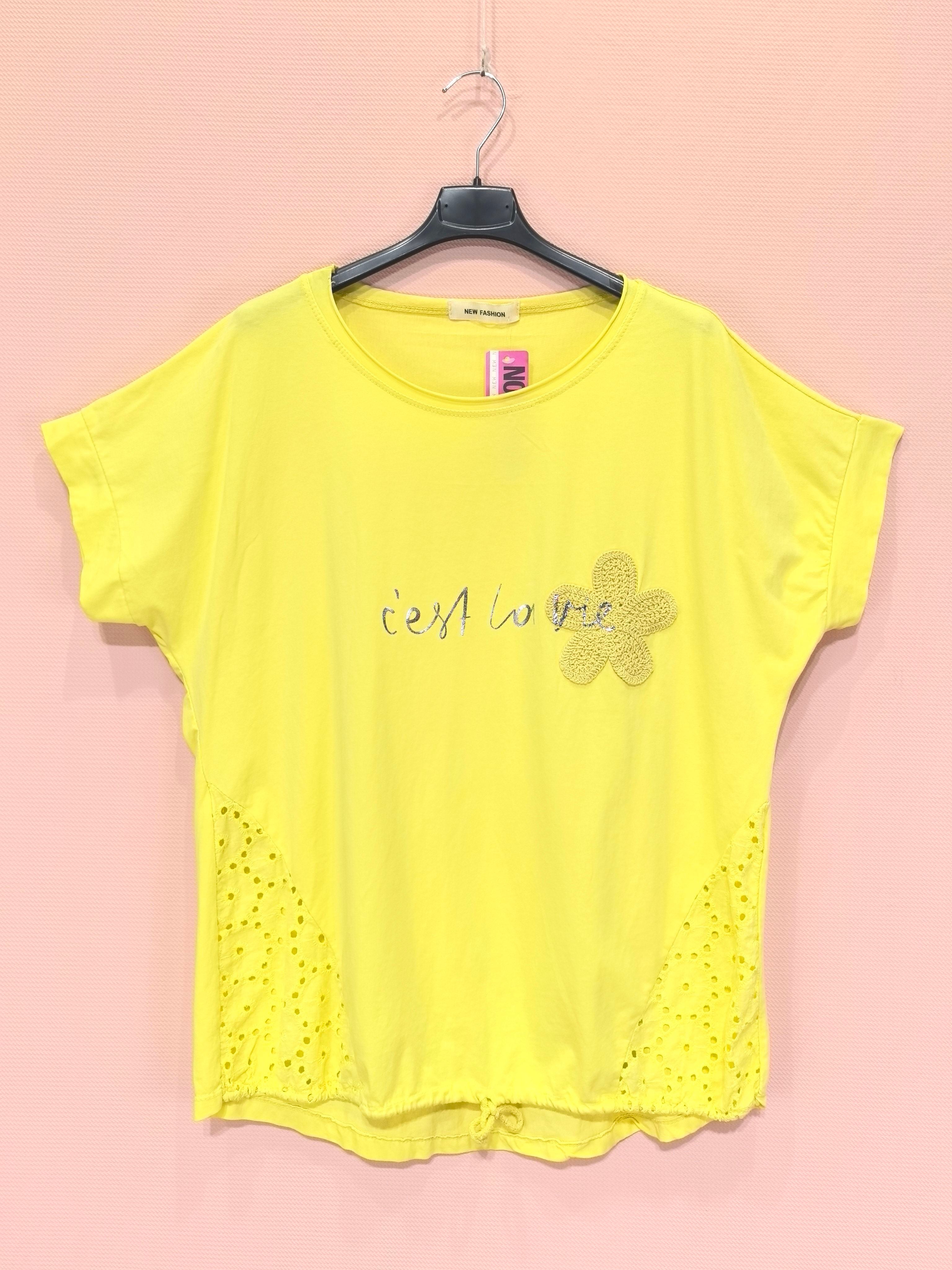 T-shirt empiècement broderie anglaise accompagné d'une fleur en crochet (x6)