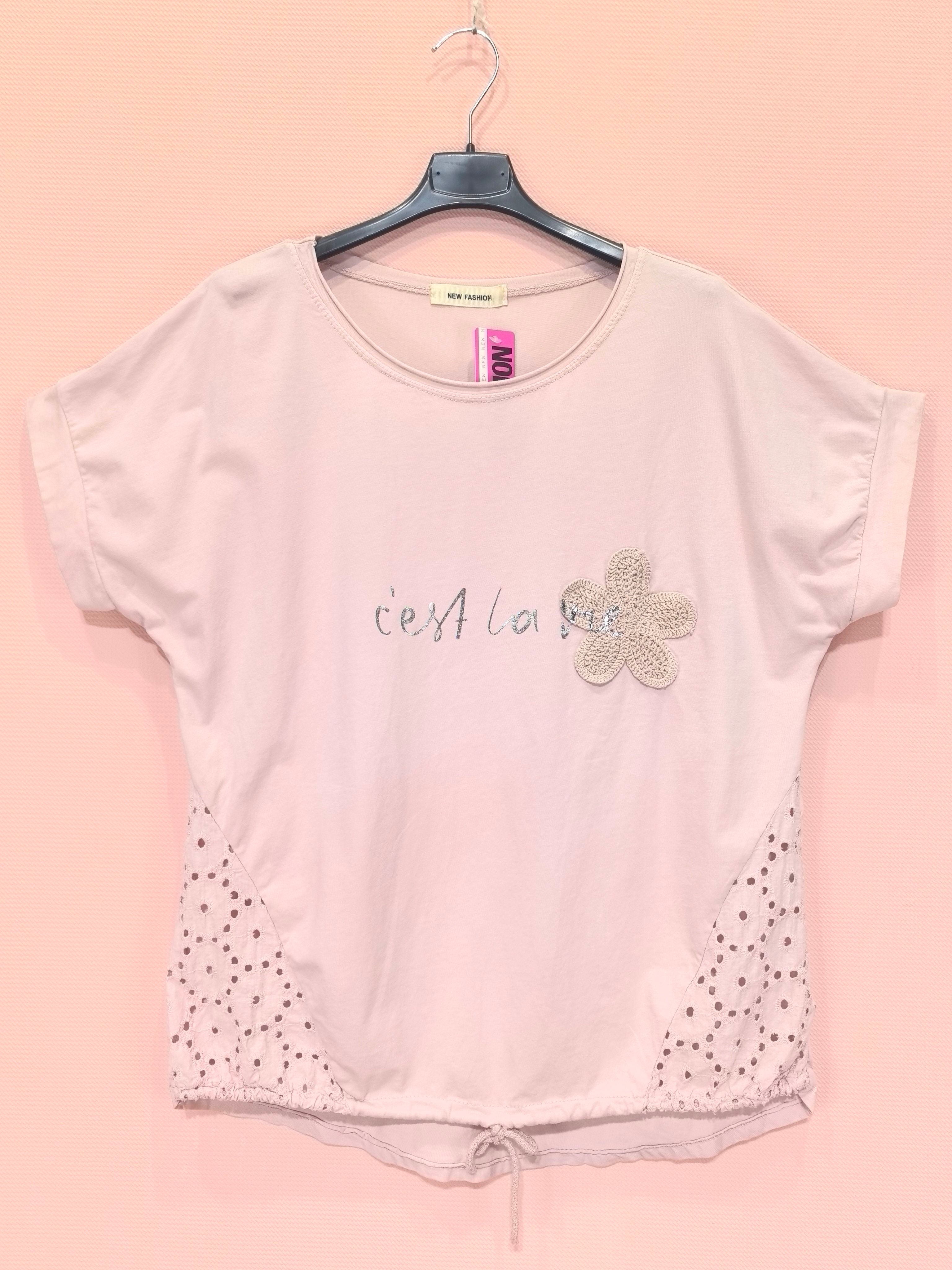 T-shirt empiècement broderie anglaise accompagné d'une fleur en crochet (x6)
