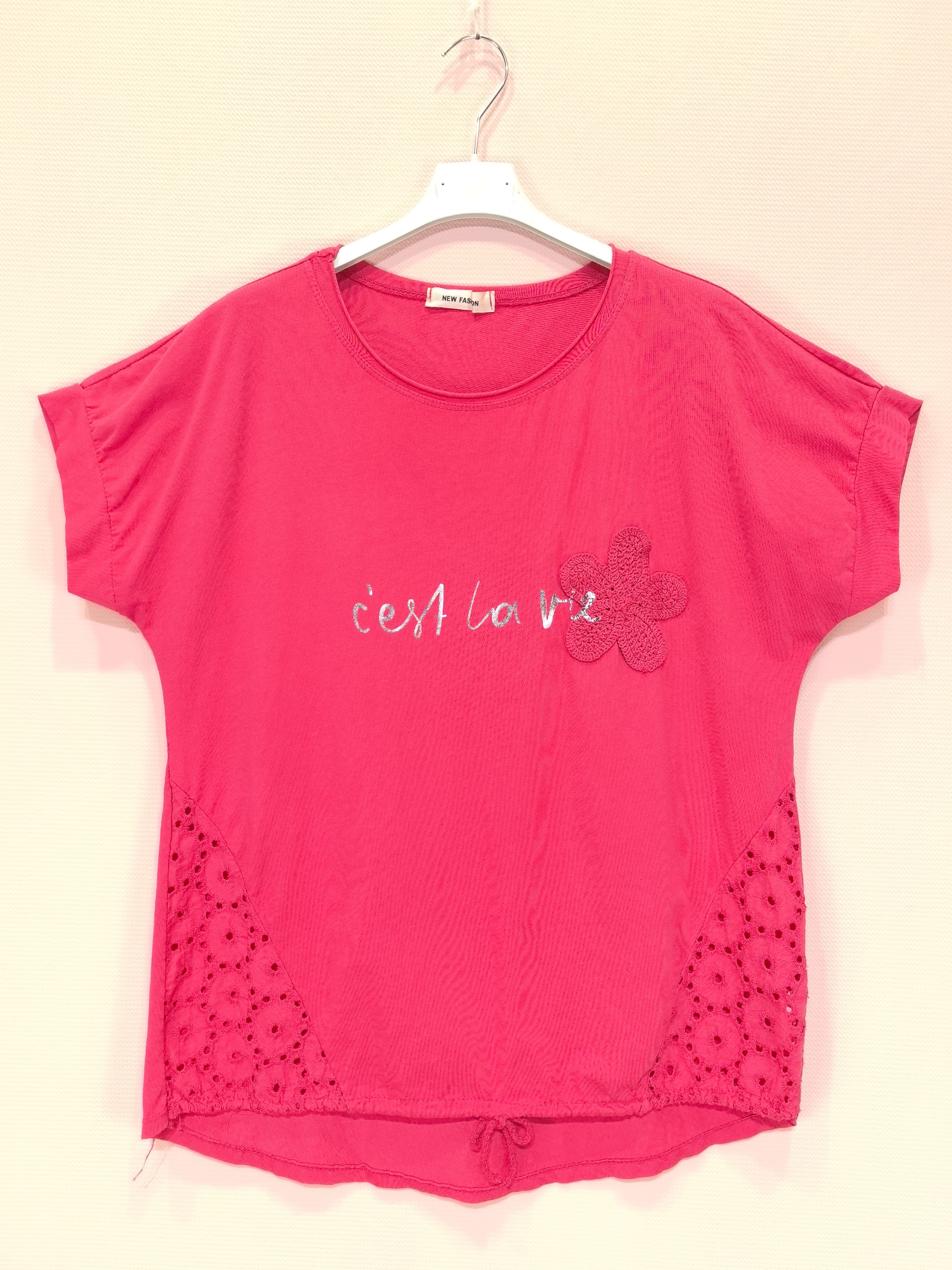 T-shirt empiècement broderie anglaise accompagné d'une fleur en crochet (x6)