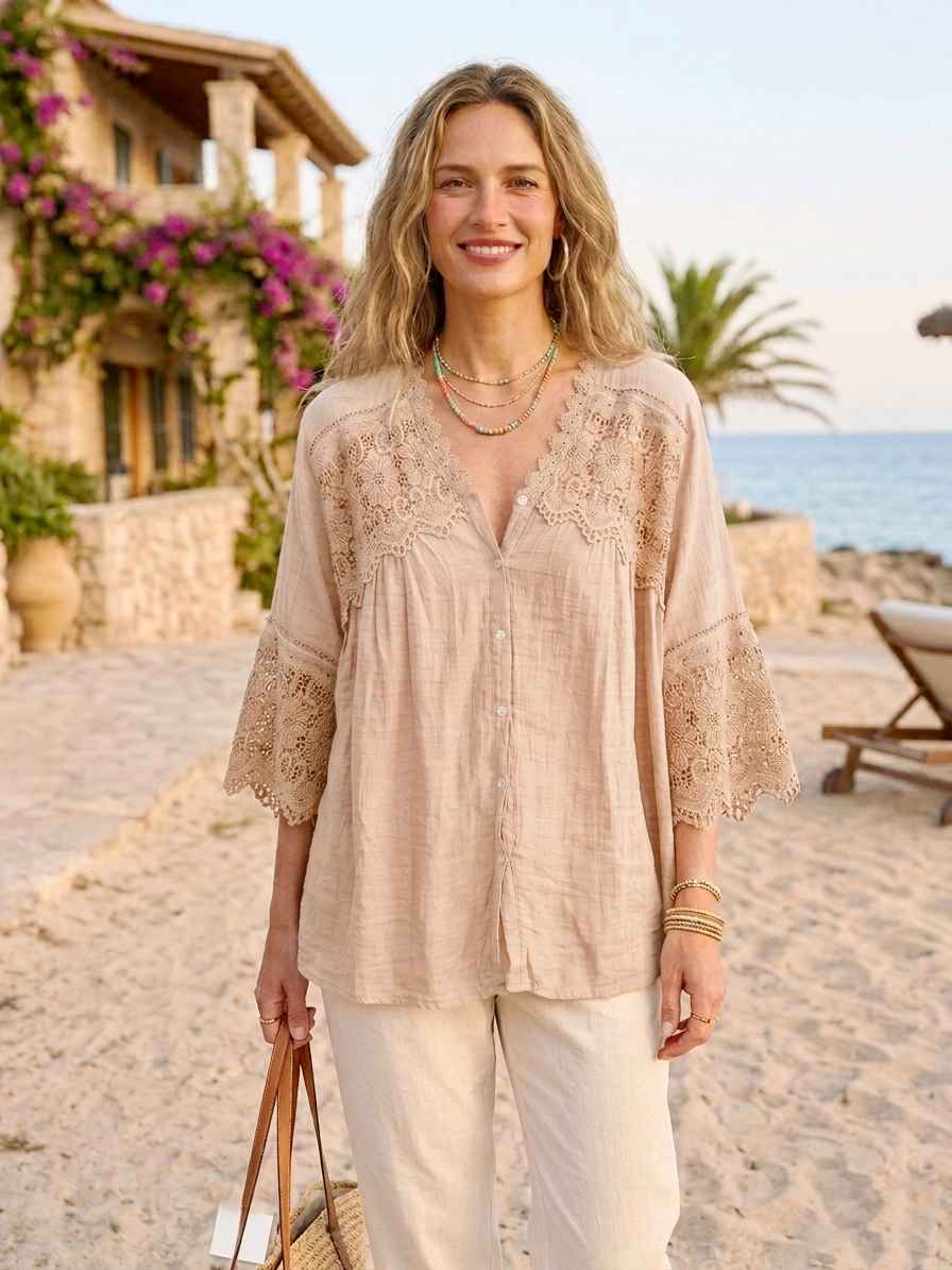 Chemise bohème-chic
Col en V avec finitions dentelle
Manches évasées au coude(x6)