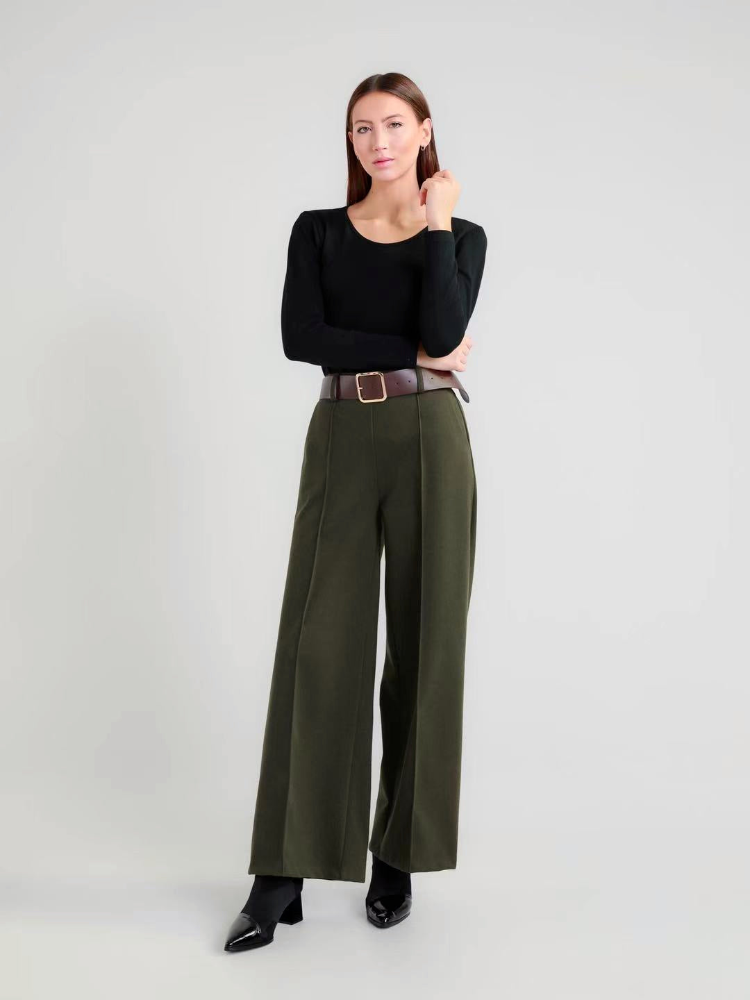 Pantalon Large avec plis frontaux 
Taille élastique au dos pour un ajustement confortable.(x6)