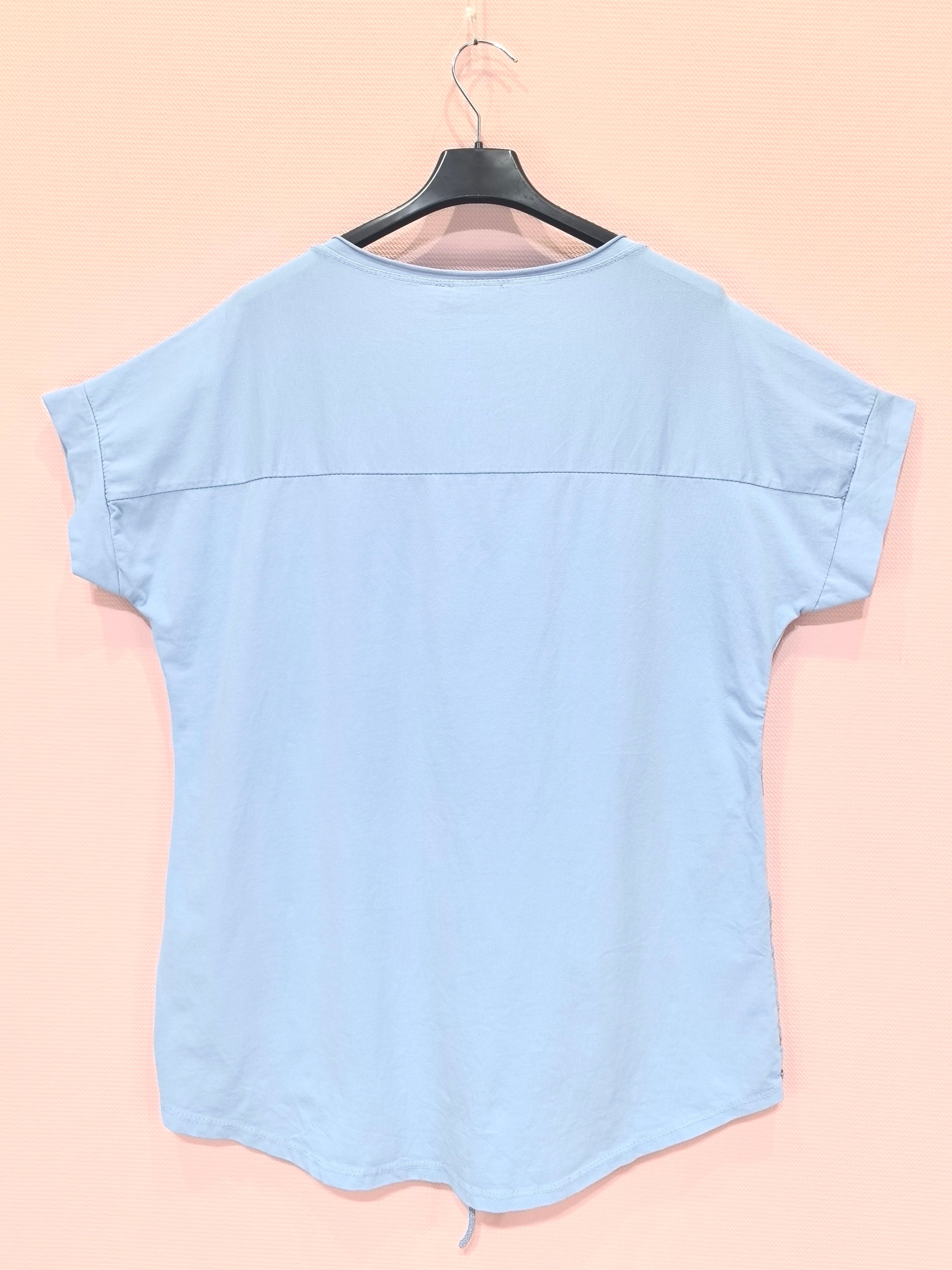 T-shirt empiècement broderie anglaise accompagné d'une fleur en crochet (x6)