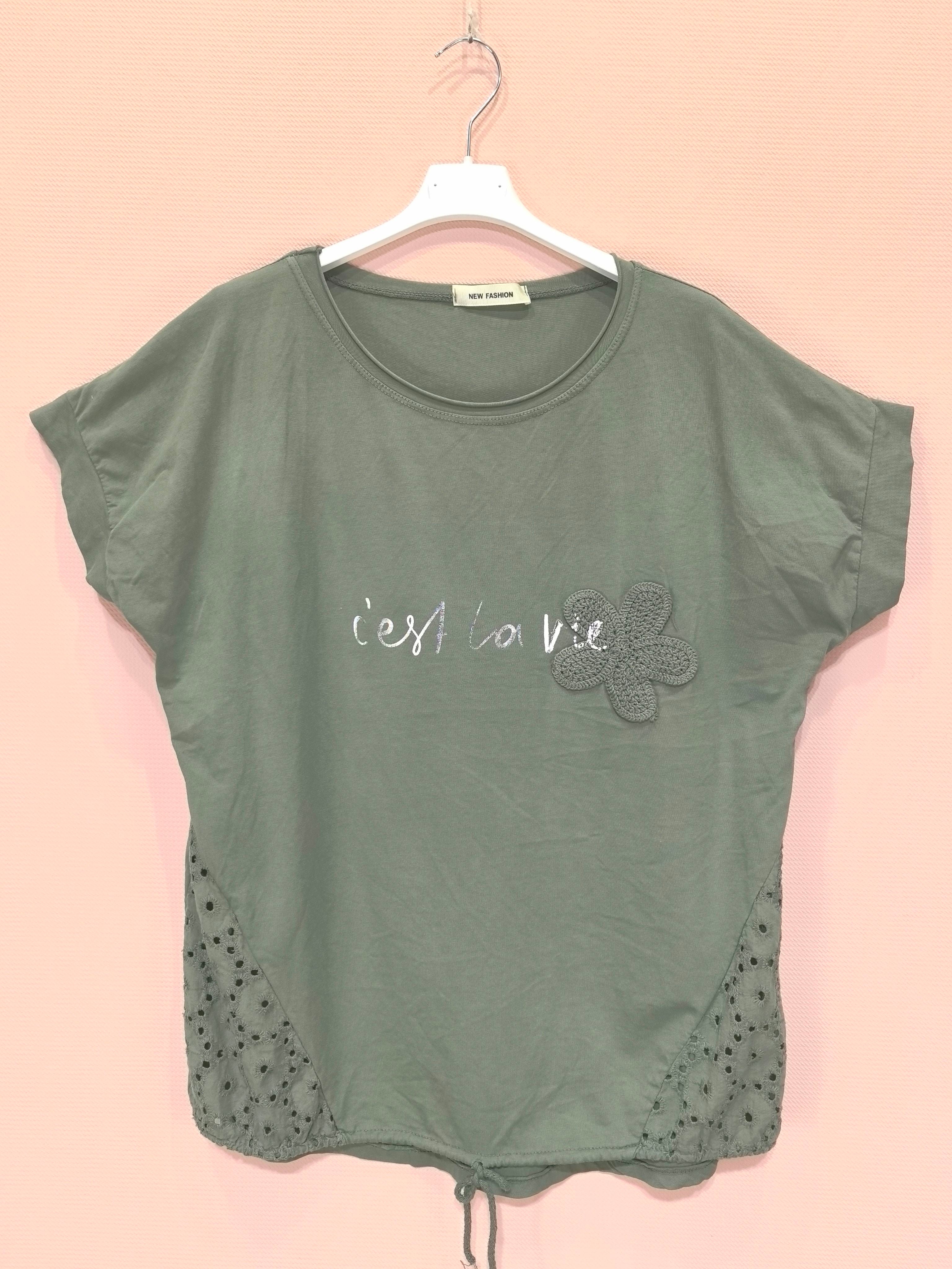 T-shirt empiècement broderie anglaise accompagné d'une fleur en crochet (x6)