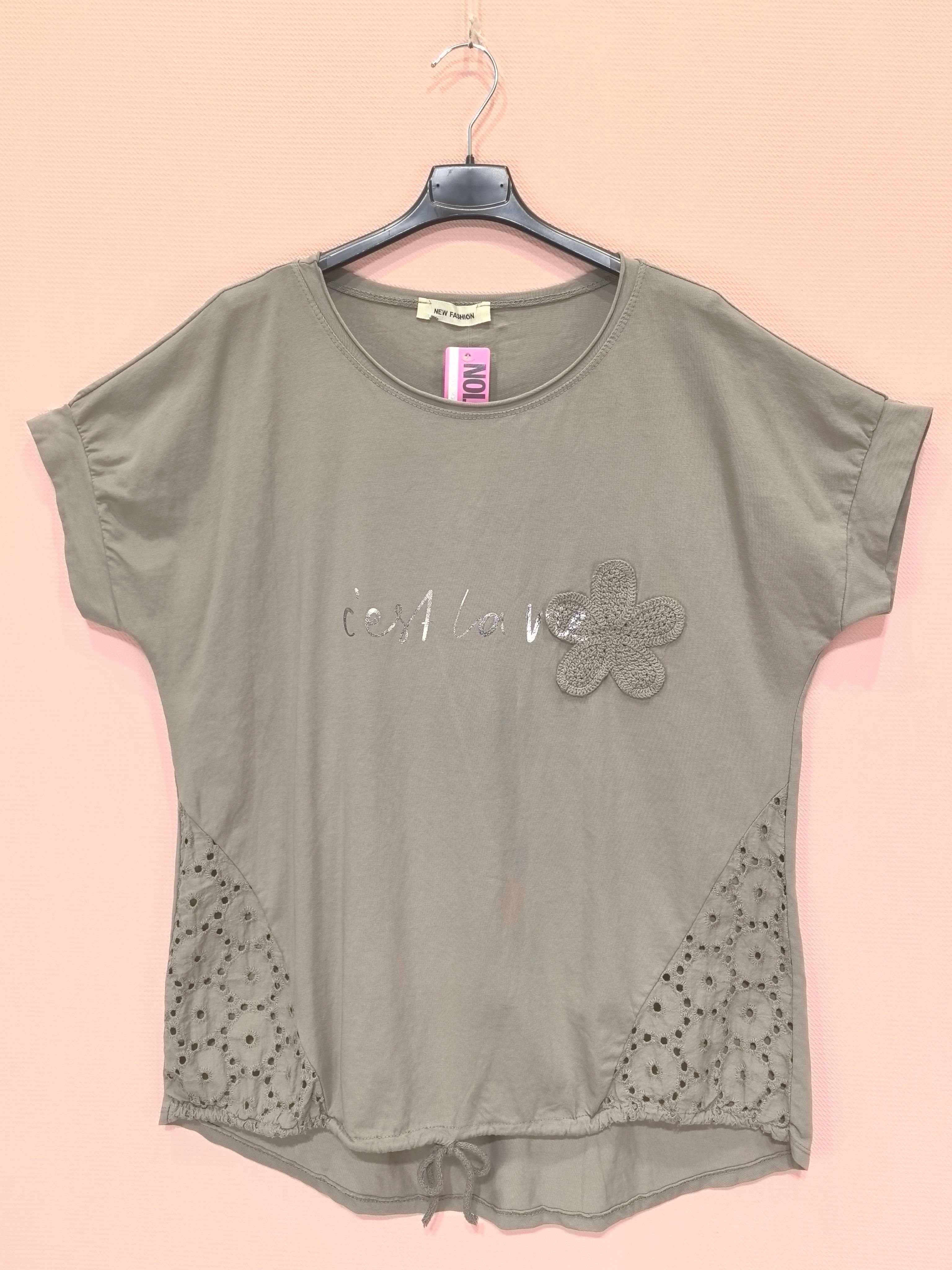 T-shirt empiècement broderie anglaise accompagné d'une fleur en crochet (x6)
