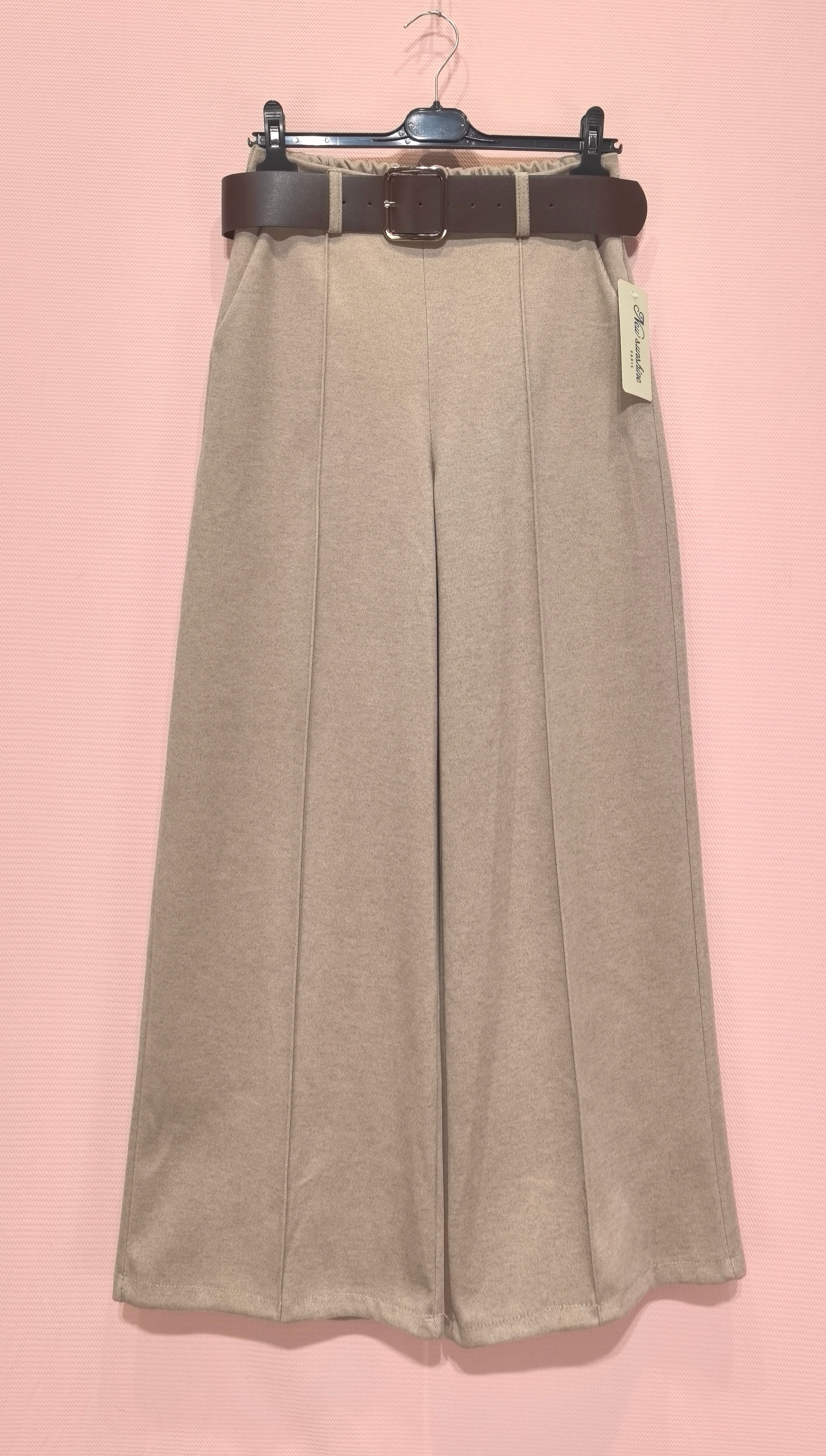 Pantalon Large avec plis frontaux 
Taille élastique au dos pour un ajustement confortable.(x6)