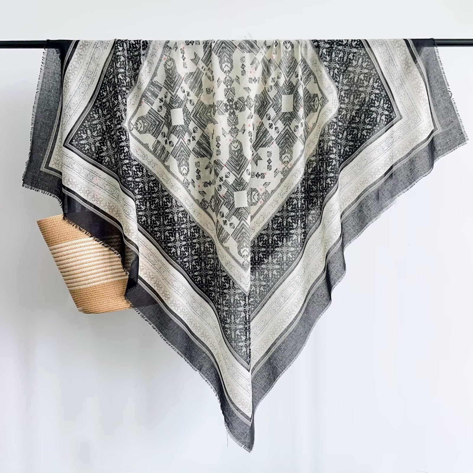 Grand Foulard Carré Ethnique Motif Géométrique à Franges (x12)