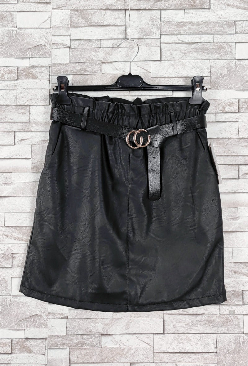 Jupe courte simili cuir avec poche et ceinture
(x6)